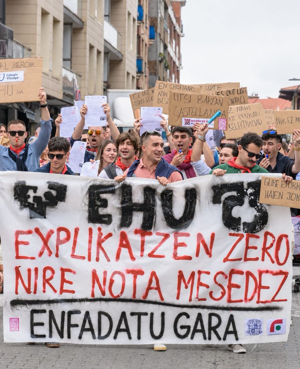 alaineizu's tweet photo. #Selektibitatea Hego Euskal Herrian aste hauetan udalerri bat era antolatuan naziogintzan eta antifaxismoan zeresana ematen badabil, Algorta da.

Ohorea jai hasierako jaitsieran espainiar kolono mentalitatea duten eta azterketan 0,0 duten cayetanoz jantzita joan den kuadrillari. https://t.co/MMuMTf6YcY