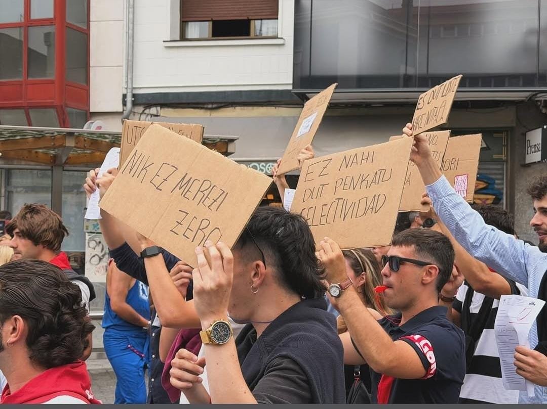 alaineizu's tweet photo. #Selektibitatea Hego Euskal Herrian aste hauetan udalerri bat era antolatuan naziogintzan eta antifaxismoan zeresana ematen badabil, Algorta da.

Ohorea jai hasierako jaitsieran espainiar kolono mentalitatea duten eta azterketan 0,0 duten cayetanoz jantzita joan den kuadrillari. https://t.co/MMuMTf6YcY