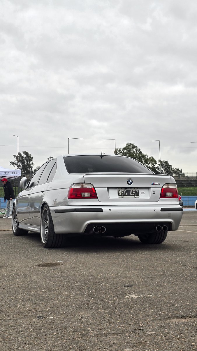 JuanignacioGao2's tweet photo. Cuando era chico, volvia del colegio, prendía la PS2, y me pasaba horas jugando al Need For Speed Hot Pursuit 2 con el BMW M5 E39, y desde entonces se convirtió en uno de mis autos favoritos.

El sabado pasado pude ver uno en persona por primera vez, y es más perfecto todavía 🥹. https://t.co/a1tkxrbjoF