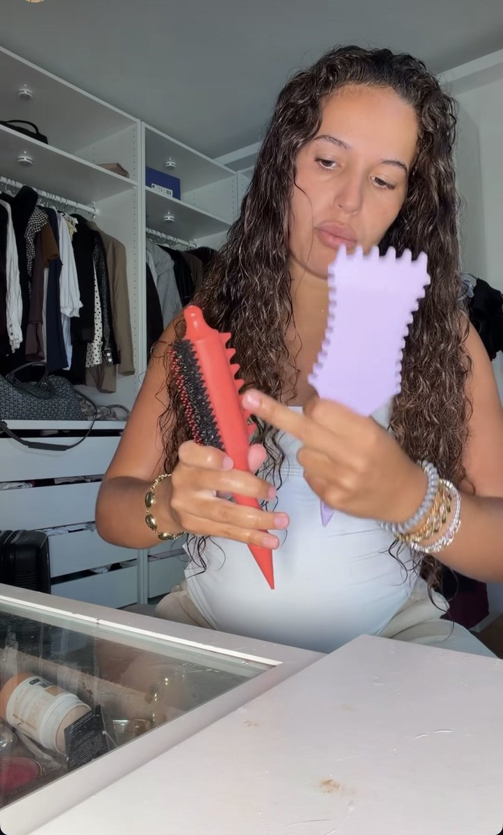 JanHayjan58208's tweet photo. Et voilà les puputte l’étiquette nurly sur la brosse made in AliExpress va vous coûte 29,90 😂😂 #poupettekenza https://t.co/tOJpJMT3Un