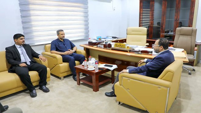 ALAYYAM_INFO's tweet photo. محافظ لحج يناقش مع وزير الكهرباء ترتيبات تنفيذ مشروع الطاقة الشمسية

لحج الأيام:
​بحث محافظ محافظة لحج،مراد علي محمد، مع وزير الكهرباء والطاقة، المهندس  عدنان الكاف، أستكمال أجراءات تنفيذ مشروع محطة المنظومة الشمسية في  المحافظة، إلى جانب مناقشة التحديات والوضع العام لقطاع الكهرباء وسبل  تعزيز القدرة التوليدية للشبكة.

وتطرق اللقاء إلى الاحتياجات الفنية والتشغيلية العاجلة لتحسين مستوى  الخدمة، وآلية الدفع بالحلول المستدامة عبر استكمال اجراءات مشروع أنشاء  محطة الطاقة الشمسية في بئر ناصر بقدرة 30 ميجا وآت كمرحلة أولى، بحيث  تليها مراحل أخرى تستوعب توسيع قدرة الطاقة الكهربائية كخطوة نحو توفير  احتياج المحافظة .. 

وأكد المحافظ الحالمي على أهمية رفع مستوى  التنسيق والعمل المشترك بين السلطة المحلية بـ لحج ووزارة الكهرباء،  والإسراع في إنجاز المشاريع الحيوية التي تضمن استقرار الخدمة وتساعد في  توفير احتياج المشاريع التنموية  وتلبي تطلعات أبناء المحافظة... 

من  جانبه، جدّد الوزير عدنان الكاف التزام الوزارة تقديم التسهيلات والدعم  الفني والتشغيلي لتعزيز كفاءة المنظومة الكهربائية في لحج ومعالجة  الإشكالات القائمة.
#لحج_الأيام
