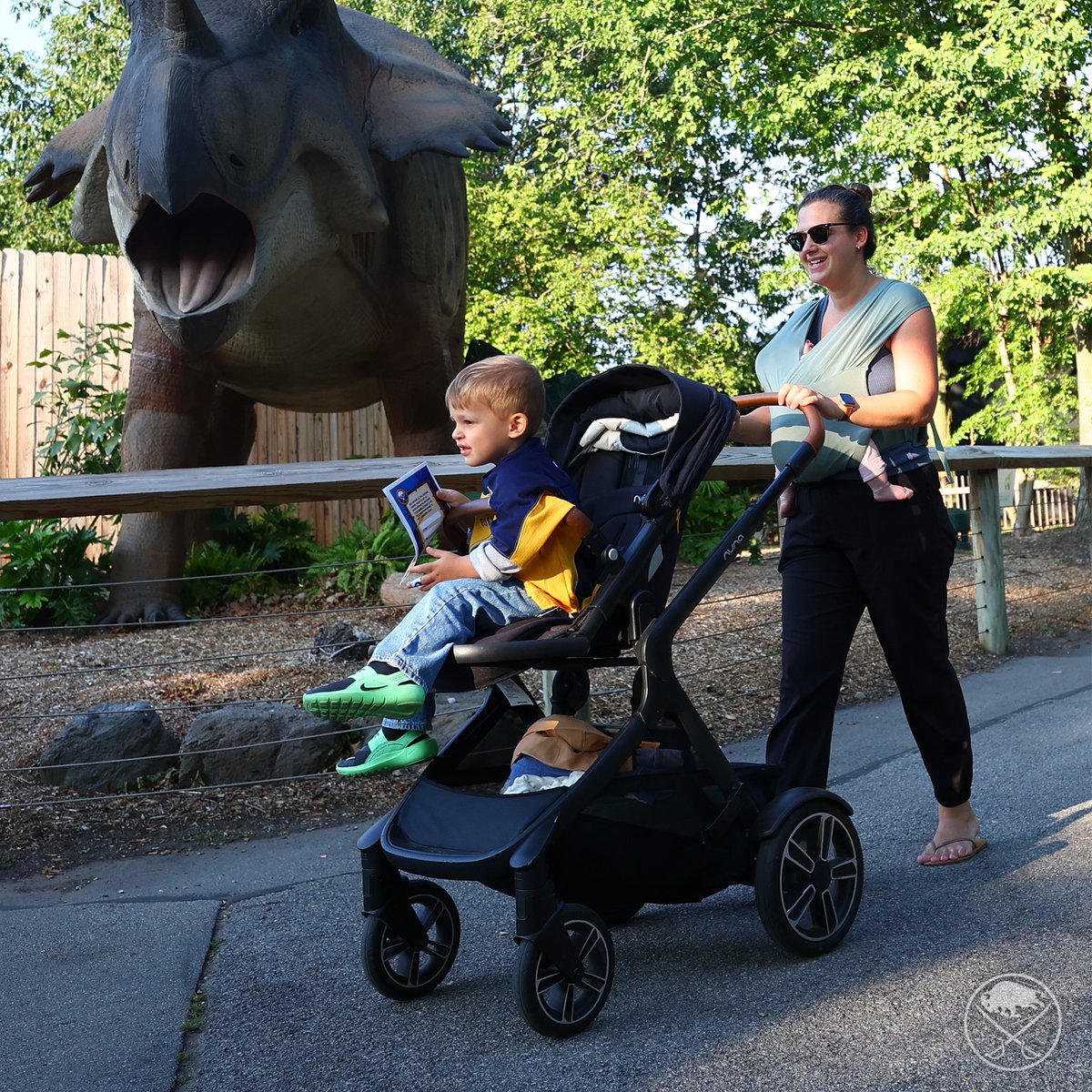 BuffaloSabres's tweet photo. Tooth and friends had so much fun at our annual Season Ticket Member event last night at the Buffalo Zoo! 🦁

Check out more photos → https://t.co/hxfWSePjNV
