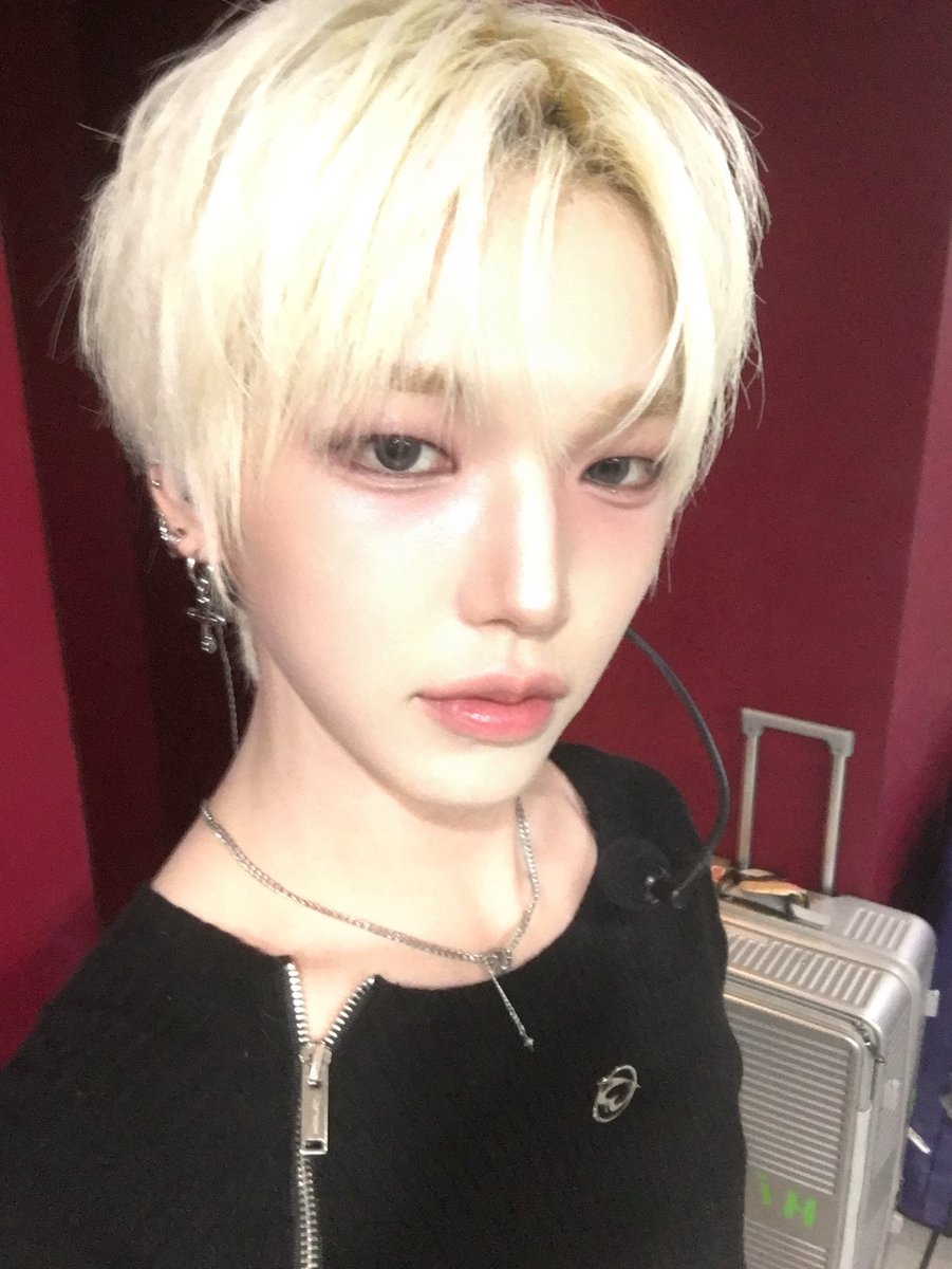 5ing1003's tweet photo. 음중 사진 회사에 제출했고, 곧 올라올거라니까 아직도 음중 사진이 있냐고 장난치는 반응 많았나봐 미리보기까지 보여주면서 전에 위드팬에 급하게 보내줬던거랑 다르다고, 이건 완전 신중하게 고른거라고 이걸 못느끼냐고 막막 억울해 함 하ㅠㅠㅠㅋㅋㅋㅋㅋㅋㅋ https://t.co/MfE5FbmYWj