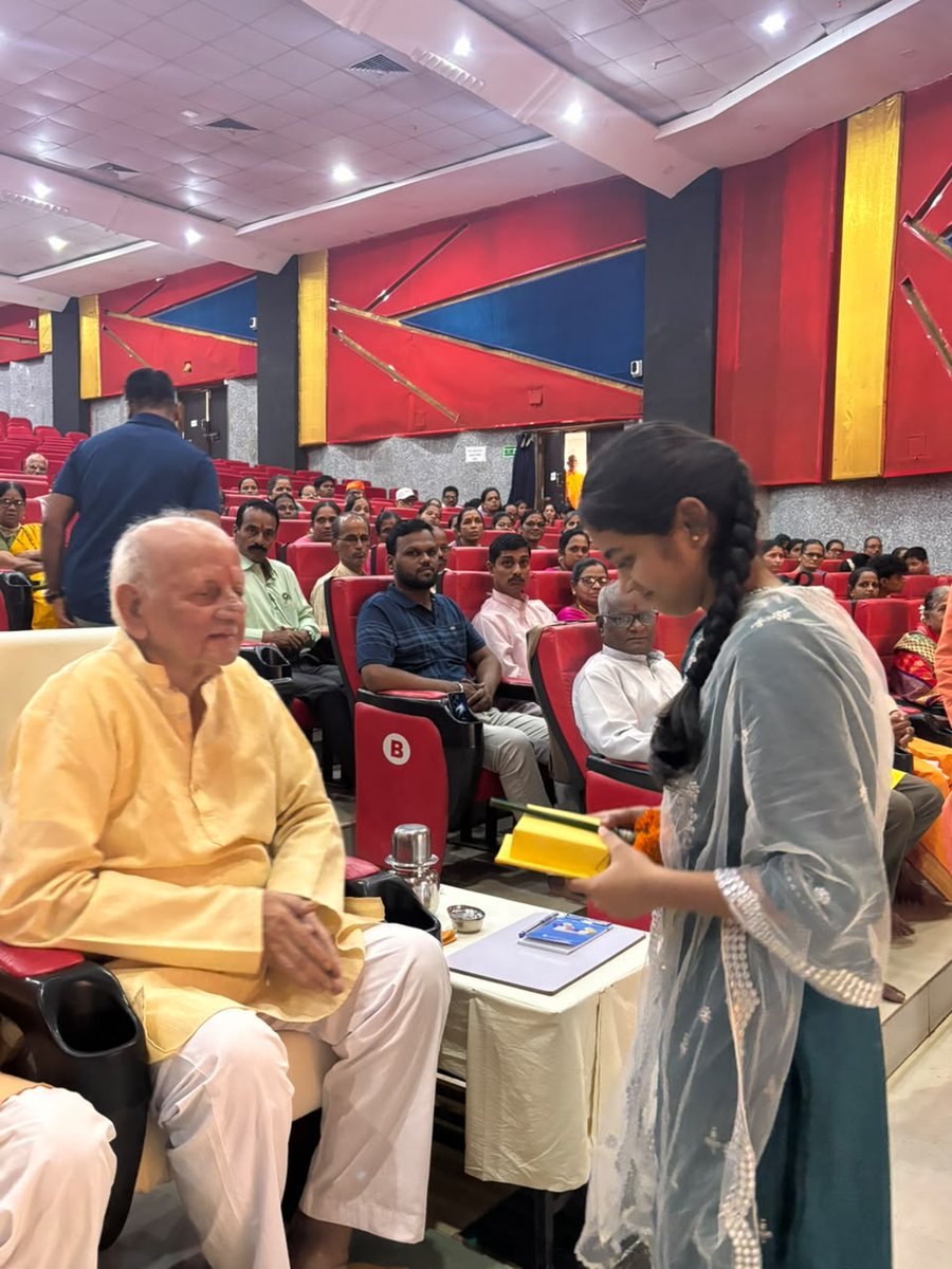 SanatanSanstha's tweet photo. On the auspicious occasion of Guru Purnima, Sanatan Sanstha felicitated meritorious student seekers for their academic achievements. The Guru nurtures not only spiritual progress but also righteous living, inspiring seekers to excel in worldly duties while progressing towards God-realisation. 🌸📚

#GuruPurnima #GuruTattva #GuruPurnima2026 #VyasPurnima