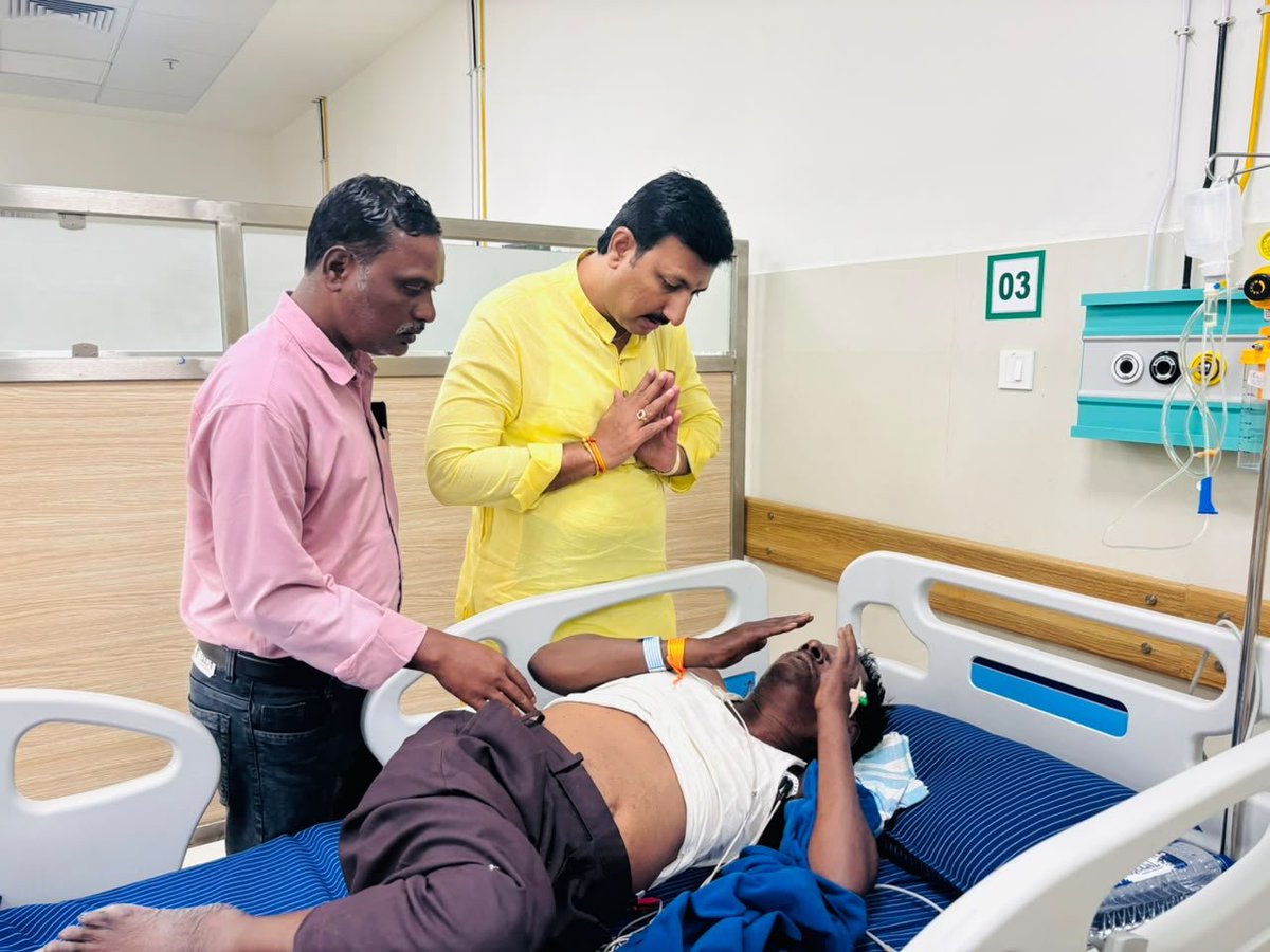 harshaguttedar7's tweet photo. ಕಲಬುರಗಿ ನಗರದ ಆಸ್ಪತ್ರೆಯಲ್ಲಿ ಚಿಕಿತ್ಸೆ ಪಡೆಯುತ್ತಿರುವ ಆಳಂದ ತಾಲ್ಲೂಕಿನ ಬೆಣ್ಣೆಶಿರೂರ ಗ್ರಾಮದ ಬಿಜೆಪಿ ಮುಖಂಡರಾದ ಶ್ರೀ ರವಿ ಮೆಲ್ಕೆರಿ ಅವರ ಆರೋಗ್ಯ ವಿಚಾರಿಸಿ, ಸಂಬಂಧಪಟ್ಟ ವೈದ್ಯರಿಂದ ಅವರ ಚಿಕಿತ್ಸೆಯ ಕುರಿತು ಮಾಹಿತಿ ಪಡೆದೆ.
ದೇವರು ಅವರಿಗೆ ಉತ್ತಮ ಆರೋಗ್ಯ ಮತ್ತು ಶೀಘ್ರ ಚೇತರಿಕೆಯನ್ನು ಕರುಣಿಸಲಿ.
#Kalaburagi #Aland https://t.co/fwk4A2nVci