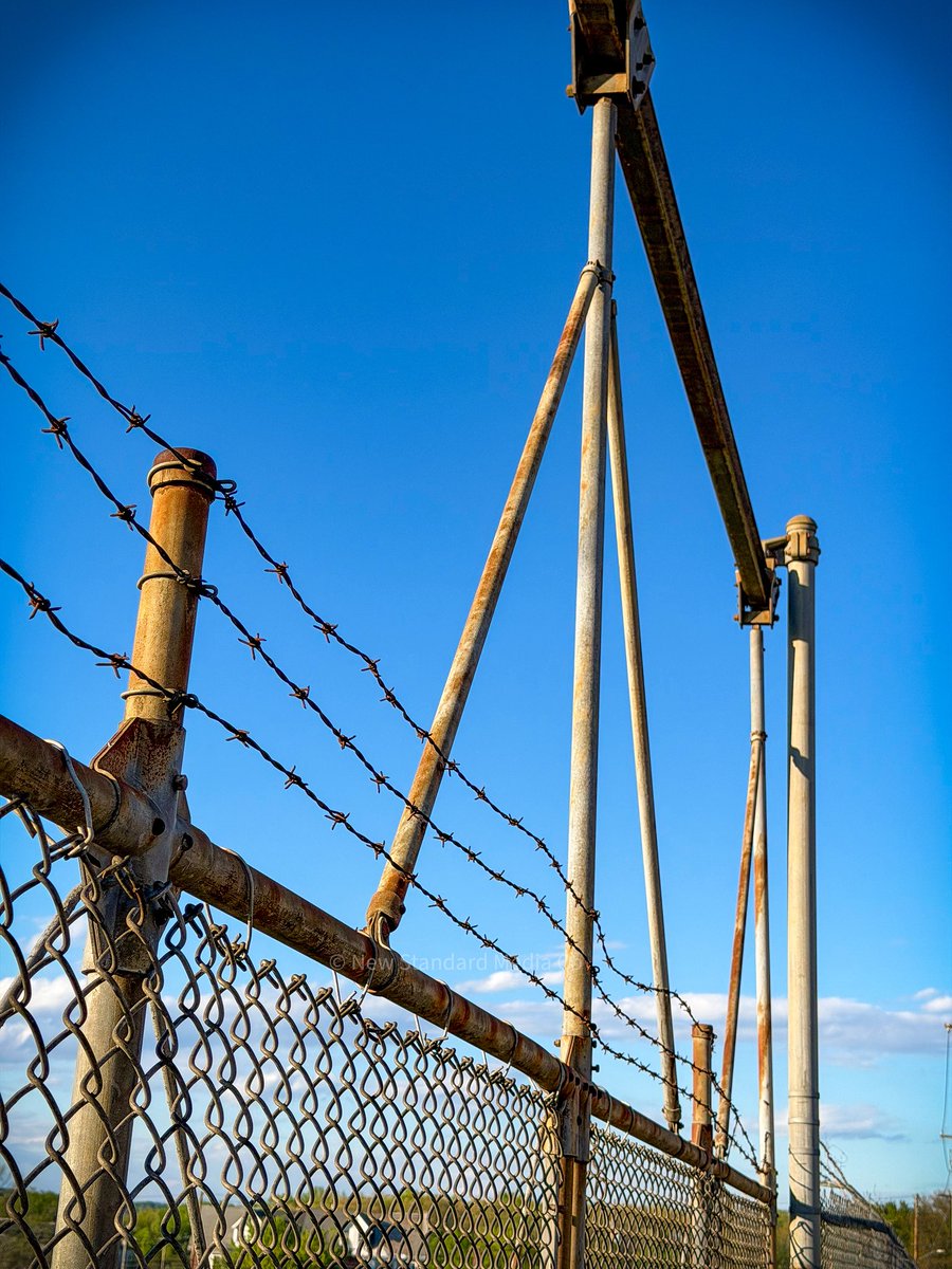 PublicWorksMG's tweet photo. Rust

And old overhead gantry style gate with a barbed wire fence.

#fypシ゚viral #fyp #写真 #architecture https://t.co/g7gH0qKwF3