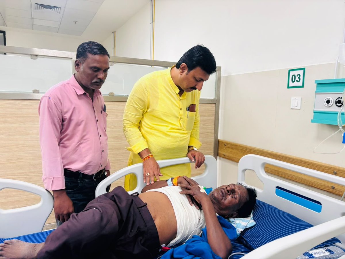 harshaguttedar7's tweet photo. ಕಲಬುರಗಿ ನಗರದ ಆಸ್ಪತ್ರೆಯಲ್ಲಿ ಚಿಕಿತ್ಸೆ ಪಡೆಯುತ್ತಿರುವ ಆಳಂದ ತಾಲ್ಲೂಕಿನ ಬೆಣ್ಣೆಶಿರೂರ ಗ್ರಾಮದ ಬಿಜೆಪಿ ಮುಖಂಡರಾದ ಶ್ರೀ ರವಿ ಮೆಲ್ಕೆರಿ ಅವರ ಆರೋಗ್ಯ ವಿಚಾರಿಸಿ, ಸಂಬಂಧಪಟ್ಟ ವೈದ್ಯರಿಂದ ಅವರ ಚಿಕಿತ್ಸೆಯ ಕುರಿತು ಮಾಹಿತಿ ಪಡೆದೆ.
ದೇವರು ಅವರಿಗೆ ಉತ್ತಮ ಆರೋಗ್ಯ ಮತ್ತು ಶೀಘ್ರ ಚೇತರಿಕೆಯನ್ನು ಕರುಣಿಸಲಿ.
#Kalaburagi #Aland https://t.co/fwk4A2nVci