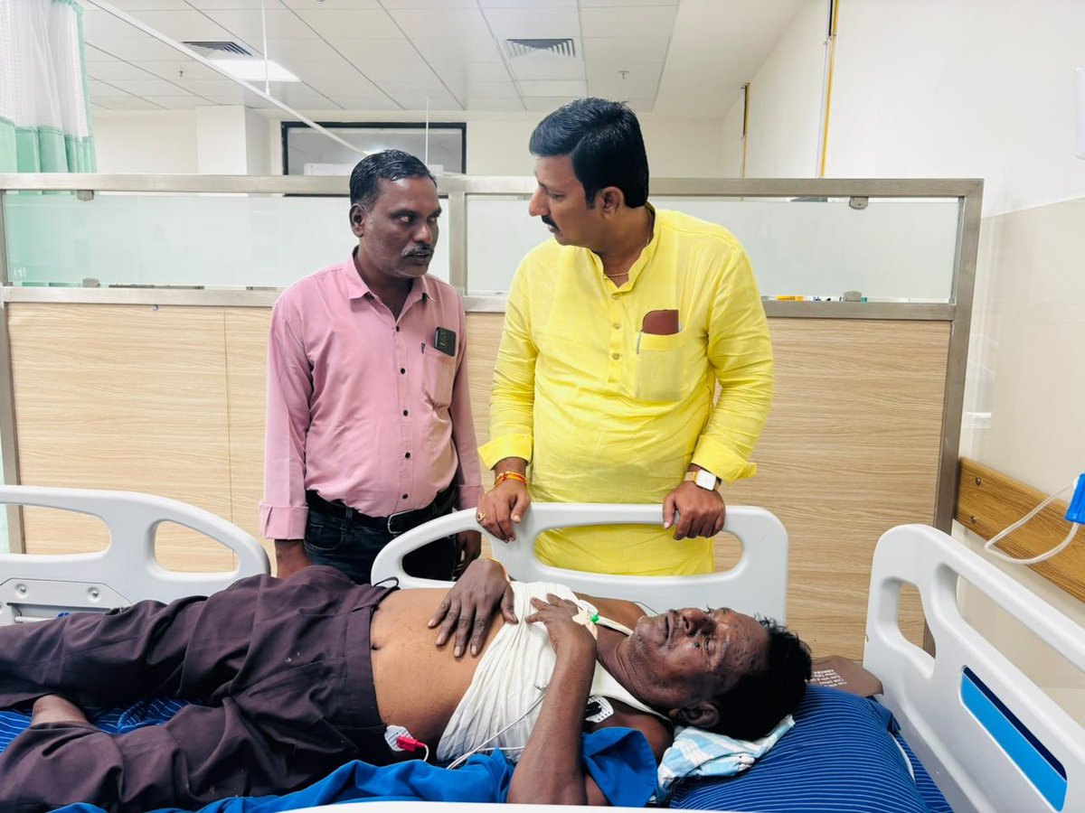 harshaguttedar7's tweet photo. ಕಲಬುರಗಿ ನಗರದ ಆಸ್ಪತ್ರೆಯಲ್ಲಿ ಚಿಕಿತ್ಸೆ ಪಡೆಯುತ್ತಿರುವ ಆಳಂದ ತಾಲ್ಲೂಕಿನ ಬೆಣ್ಣೆಶಿರೂರ ಗ್ರಾಮದ ಬಿಜೆಪಿ ಮುಖಂಡರಾದ ಶ್ರೀ ರವಿ ಮೆಲ್ಕೆರಿ ಅವರ ಆರೋಗ್ಯ ವಿಚಾರಿಸಿ, ಸಂಬಂಧಪಟ್ಟ ವೈದ್ಯರಿಂದ ಅವರ ಚಿಕಿತ್ಸೆಯ ಕುರಿತು ಮಾಹಿತಿ ಪಡೆದೆ.
ದೇವರು ಅವರಿಗೆ ಉತ್ತಮ ಆರೋಗ್ಯ ಮತ್ತು ಶೀಘ್ರ ಚೇತರಿಕೆಯನ್ನು ಕರುಣಿಸಲಿ.
#Kalaburagi #Aland https://t.co/fwk4A2nVci