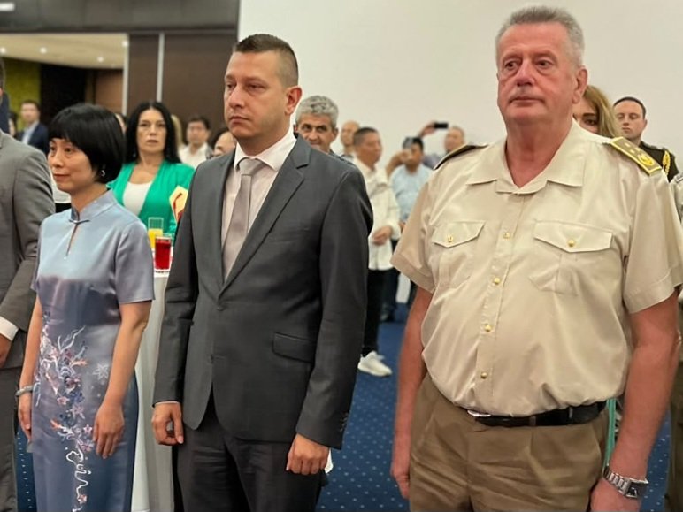 AGoganovic's tweet photo. Večeras sam, zajedno sa načelnikom Zajedničkog štaba OS BiH, generalom Gojkom Kneževićem, prisustvovao prijemu povodom 99. godišnjice osnivanja Narodnooslobodilačke vojske Kine, na poziv Nj.E. Li Fan, ambasadorice NR Kine u BiH, i vojnog atašea, starijeg pukovnika Sun Jilonga. https://t.co/u8pyJNr3BI