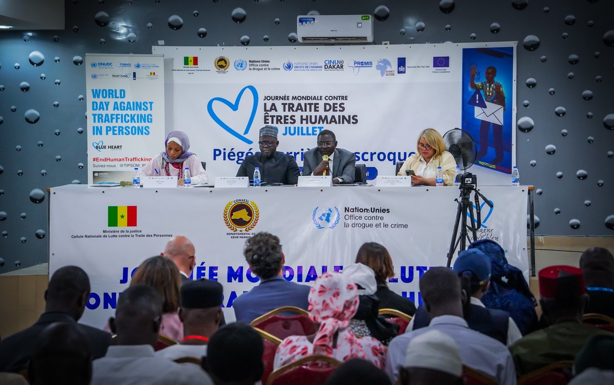 UNODC_WCAfrica's tweet photo. 🇸🇳 Sénégal, Keur Massar: + 200 acteurs mobilisés pour renforcer la prévention et le signalement des cas de traite des personnes, avec un focus sur les risques liés à la cybercriminalité. À l'occasion de la Journée mondiale contre la traite #EndHumanTrafficking #BlueHeartCampaign https://t.co/1pePP8LDQV