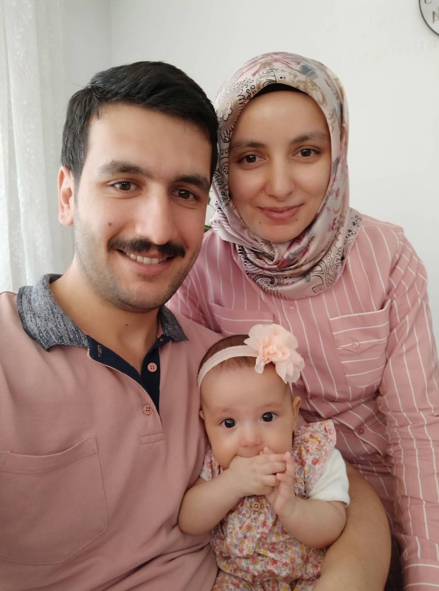 Kadininn_Sesi's tweet photo. KHK'lı hemşire Yasemin Melizci ve eşi 2021 yılında 8 aylık kızları Saime ile birlikte Sincan Cezaevine konuldu. 6 yaşına girdiği için Saime'nin tutsaklığı bitti.

 İlk çocukluğunu parmaklıklar arasında geçiren Saime, şimdi de anneden babadan ayrılığın acısını yaşıyor.

@cigdemkc
#HerkesİçinAdalet
#KadınınSesi