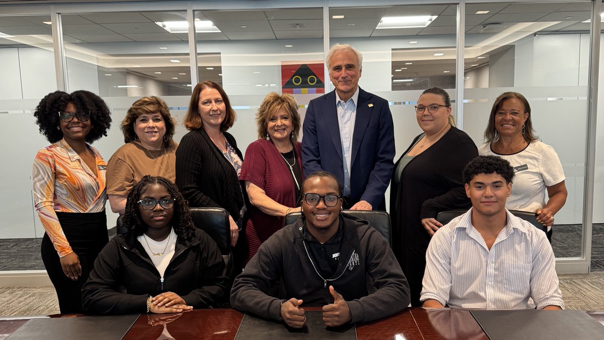 AllStarsProject's tweet photo. 🎉 Happy #NationalInternshipDay! This season, 72 companies are helping 259 All Stars Project youth gain experience through internships. We welcome 1st-time partners in Chi, NY, NJ &amp; Dallas, including @NEF_LISC, @turner_talk and more! 💙 #DallasWorks #YouthDevelopment https://t.co/PNAFUvVG6j