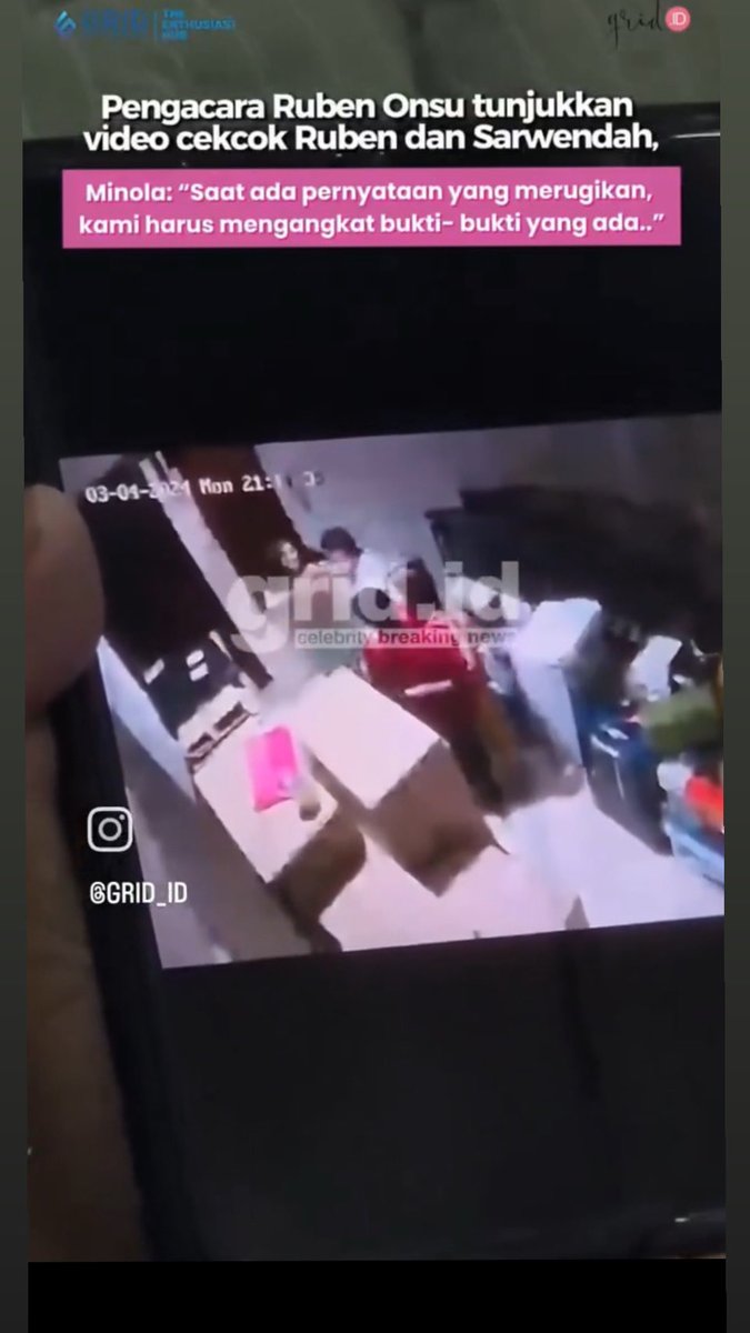 sdxcantik's tweet photo. Sarwendah bertengkar sama ruben. Kasian anak2. Disini terlihat siapa yang ngadepin dengan tenang, dan siapa yang berulah video nya disini https://t.co/dS75Foth4C https://t.co/pL47XfAqjF