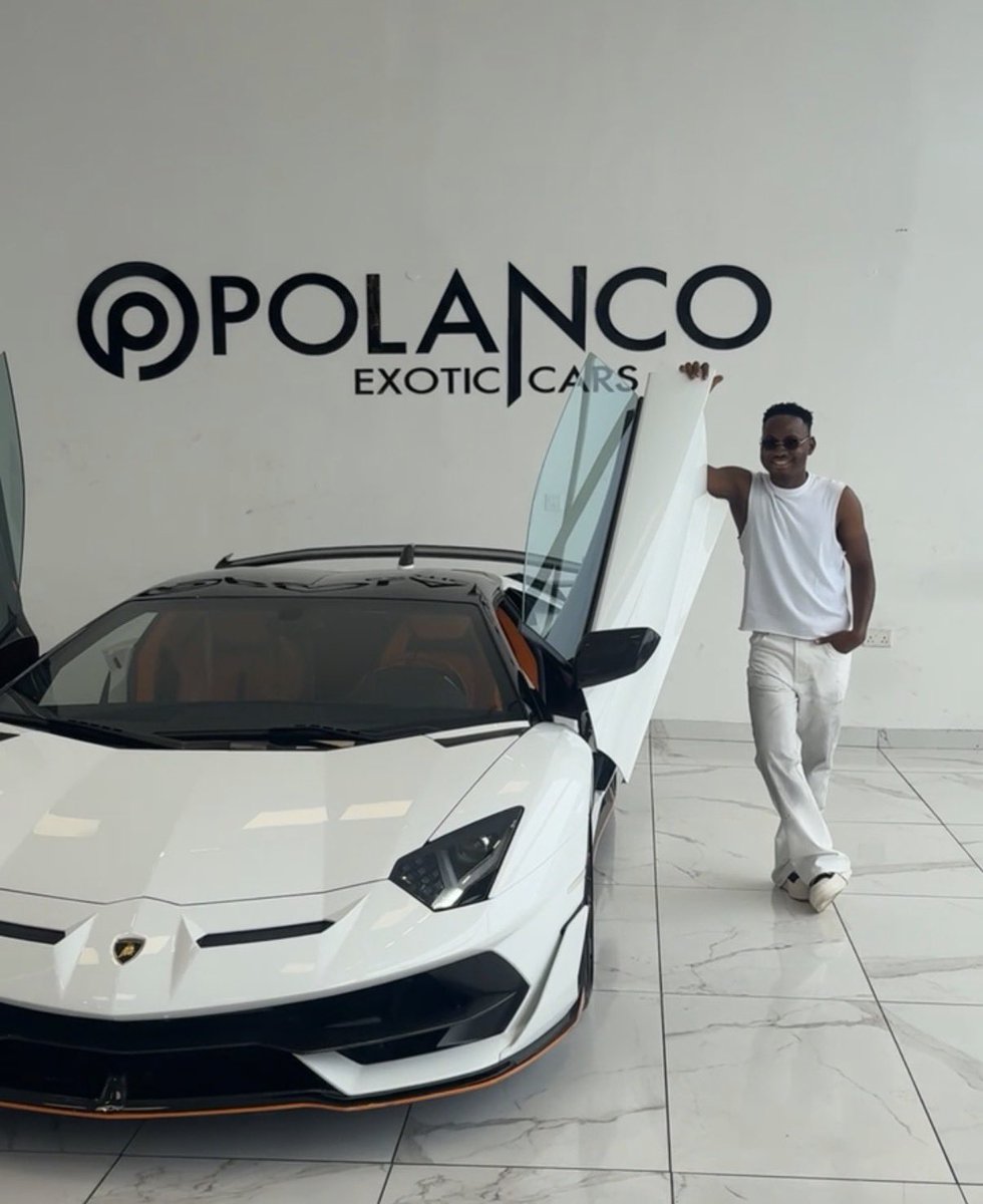 abazwhyllzz's tweet photo. Jeffery Benson has added a 2021 Lamborghini SVJ Roadster worth over $1.7m( 2.8 billion naira).

Omo this forex money is too loud💰💰🙌🏻 https://t.co/QeWTirC963