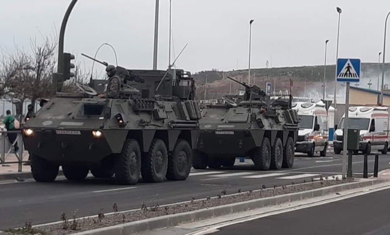 CADCI's tweet photo. ULTIMA HORA "Yo soy Español!!!!" els colons🇪🇦 estan atacant als invasors🇲🇦, escenes d'extrema violencia a #Ceuta, el Govern del PSOE/Comunista ordena a l'exercit sortir de les casernes igual que al 1934 o 1981, el so de sabres retrona a la peninsula #eternretorn #colapse https://t.co/Y4S8f0tFwj