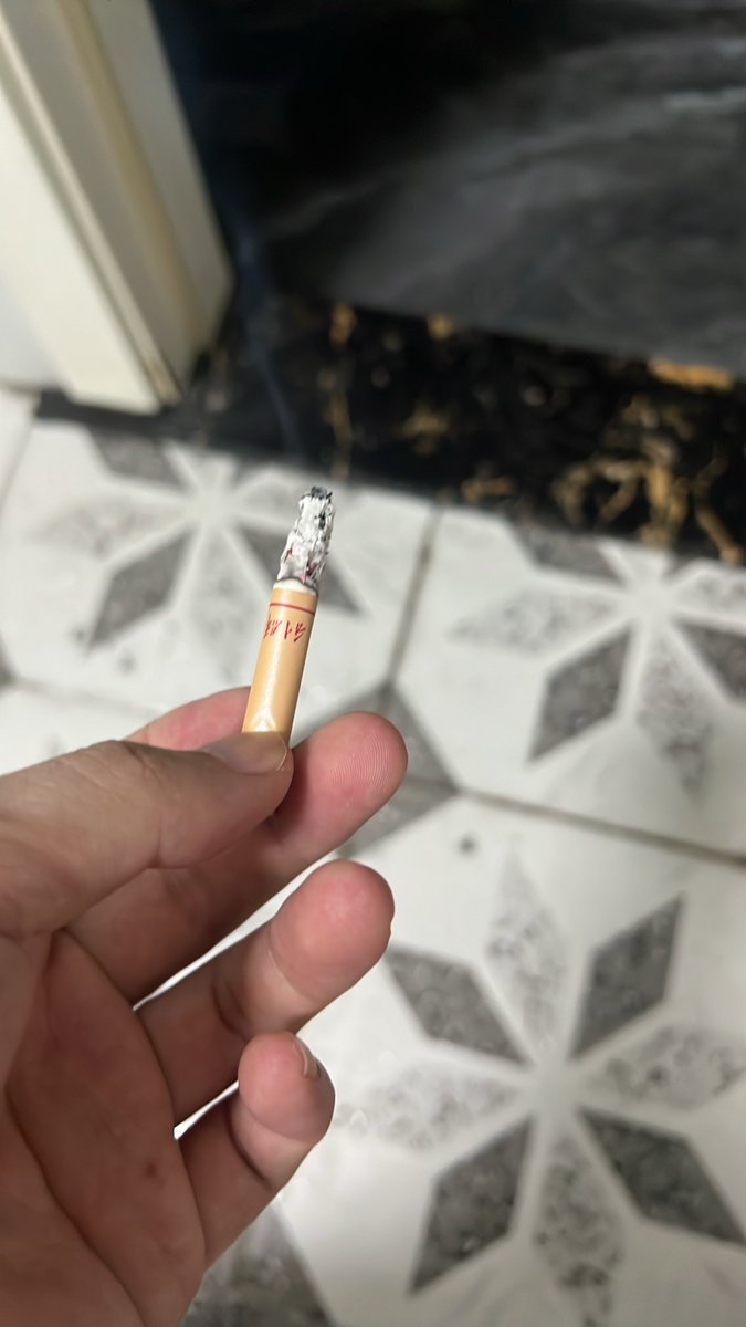 csds001's tweet photo. 以前都是抽细支框窄
亏完了一毛钱都没得
凑了23块钱买了包硬利
人生路还长还有救吗 https://t.co/6hY64IMQ9I