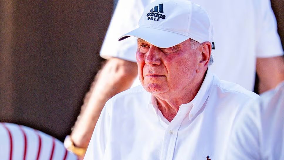 BayrnEcho's tweet photo. Uli Hoeneß says that he apologized to Eberl after his comments about Eberl's future on the day of the Pokal final:

"First of all, I have to say that I was incredibly angry with myself; that was naive. Apparently, my comments were well-received enough to be released to the public as early as Saturday morning. Because of that, I obviously didn't treat Max well before the Pokal match, and I also apologized to him."

[@SPORT1]