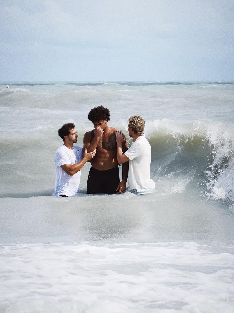 utdMaggie's tweet photo. Chicago Bears' Austin Booker gets baptized by immersion 🤗 https://t.co/HFQ2a6fN0p