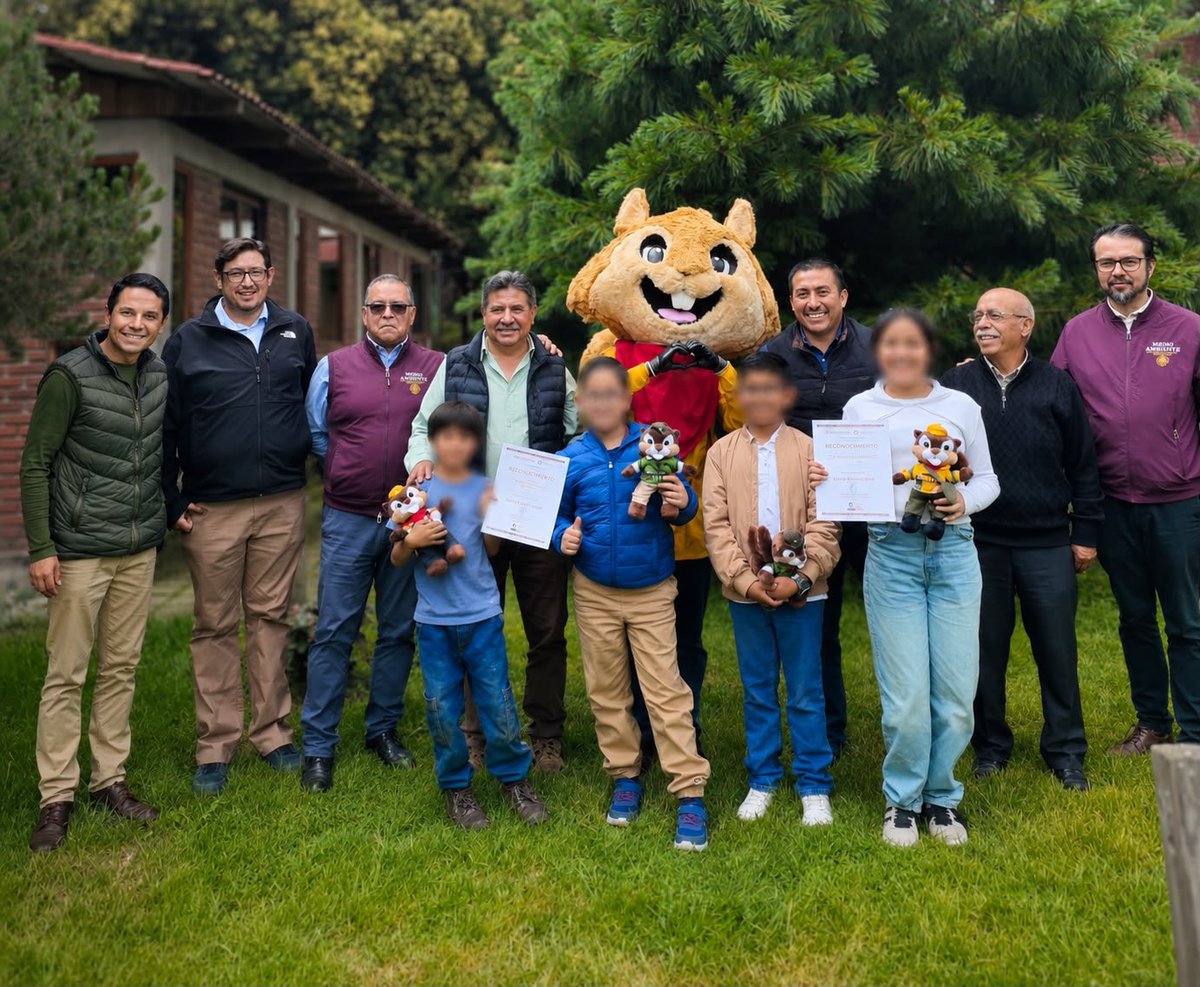 GSandovalSalas's tweet photo. Las niñas y los niños nos recuerdan que cuidar los bosques también comienza con una idea, un color y una historia 🌳🎨.
Durante la premiación del Concurso Nacional Infantil “Vamos a pintar un árbol”, organizado por la @CONAFOR en el #EdoMéx, reconocimos su talento y la forma en que, a través del arte, expresan su amor y compromiso con la naturaleza.
La Oficina de Representación de la @SEMARNAT_mx en la entidad acompañó este encuentro para seguir impulsando la educación ambiental y una cultura forestal que crezca desde la infancia.