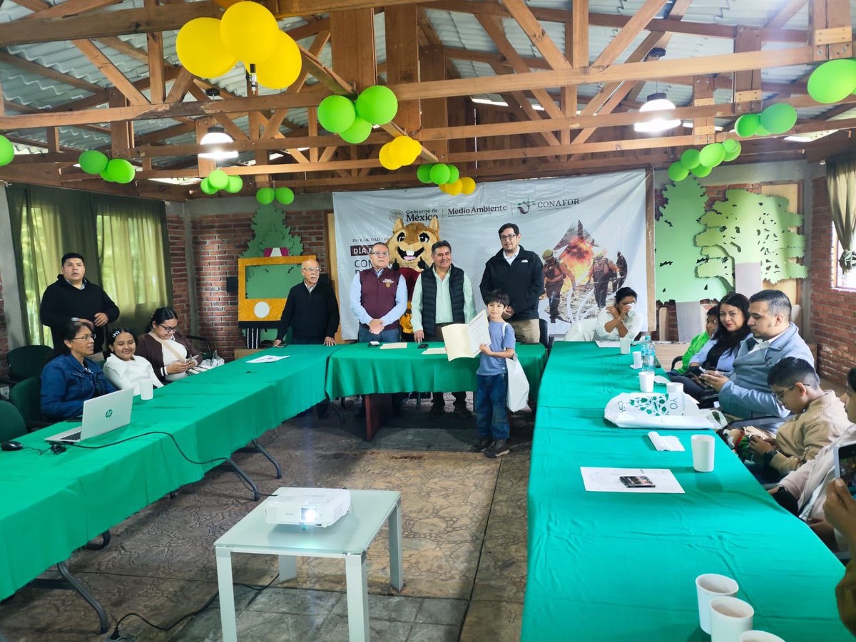GSandovalSalas's tweet photo. Las niñas y los niños nos recuerdan que cuidar los bosques también comienza con una idea, un color y una historia 🌳🎨.
Durante la premiación del Concurso Nacional Infantil “Vamos a pintar un árbol”, organizado por la @CONAFOR en el #EdoMéx, reconocimos su talento y la forma en que, a través del arte, expresan su amor y compromiso con la naturaleza.
La Oficina de Representación de la @SEMARNAT_mx en la entidad acompañó este encuentro para seguir impulsando la educación ambiental y una cultura forestal que crezca desde la infancia.