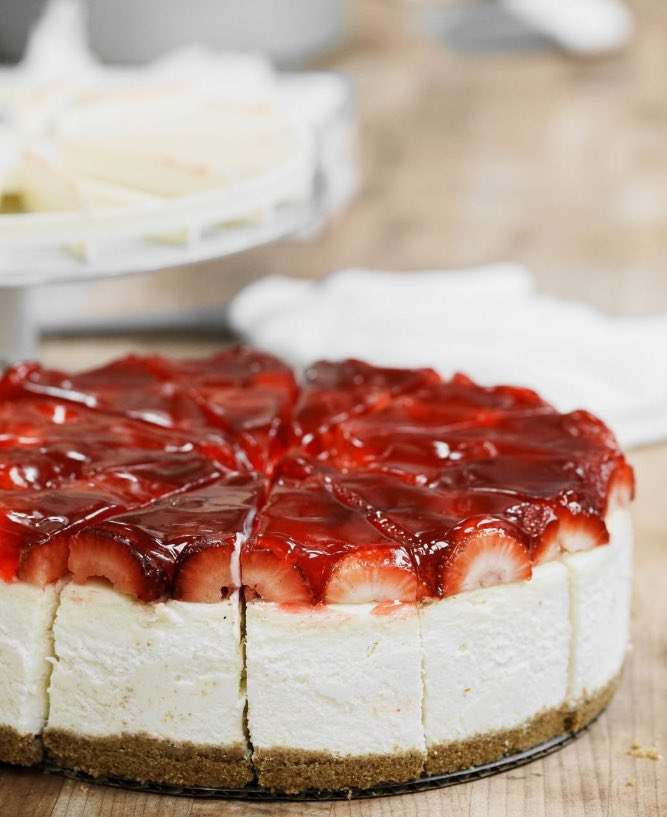 TimesSquareNYC's tweet photo. Happy National Cheesecake Day! Celebrate with a slice at the sweetest dessert spots in Times Square 🌟

🍰@juniorscheesecake
🍰@miasbakerybk
🍰@carlosbakery

#TimesSquare #NYC #NationalCheesecakeDay #NYCFood https://t.co/TNPe7Vi0YK