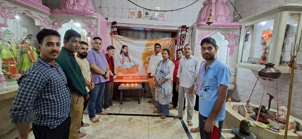 RakeshPandey027's tweet photo. कल #संत_शिरोमणि_गुरु_रविदास_जी_महाराज_की_650 वीं जन्म जयंती के अवसर सीलमपुर मंडल के शास्त्री पार्क क्षेत्र की गली नंबर 5 सत्यनारायण मंदिर मे मंडल अध्यक्ष त्रिदेवों एवं क्षेत्र वासियों  के साथ मिलकर दीपोत्सव एवं पुष्पांजलि  कार्यक्रम किया गया @BJP4Delhi @BJP4India @narendramodi https://t.co/Qzt81tHjDw