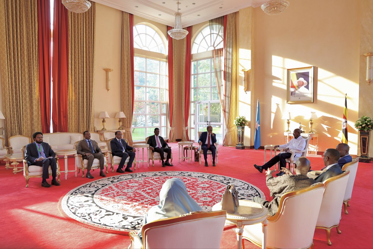 TheVillaSomalia's tweet photo. H.E. President @HassanSMohamud held talks with H.E. President @KagutaMuseveni at State House Entebbe, Kampala.

The two leaders discussed strengthening Somalia–Uganda bilateral relations in key areas, including security cooperation, and regional peace and development.

They also exchanged views ahead of tomorrow’s AUSSOM Troop Contributing Countries Summit, reaffirming their shared commitment to advancing Somalia’s security, stability and state-building efforts.