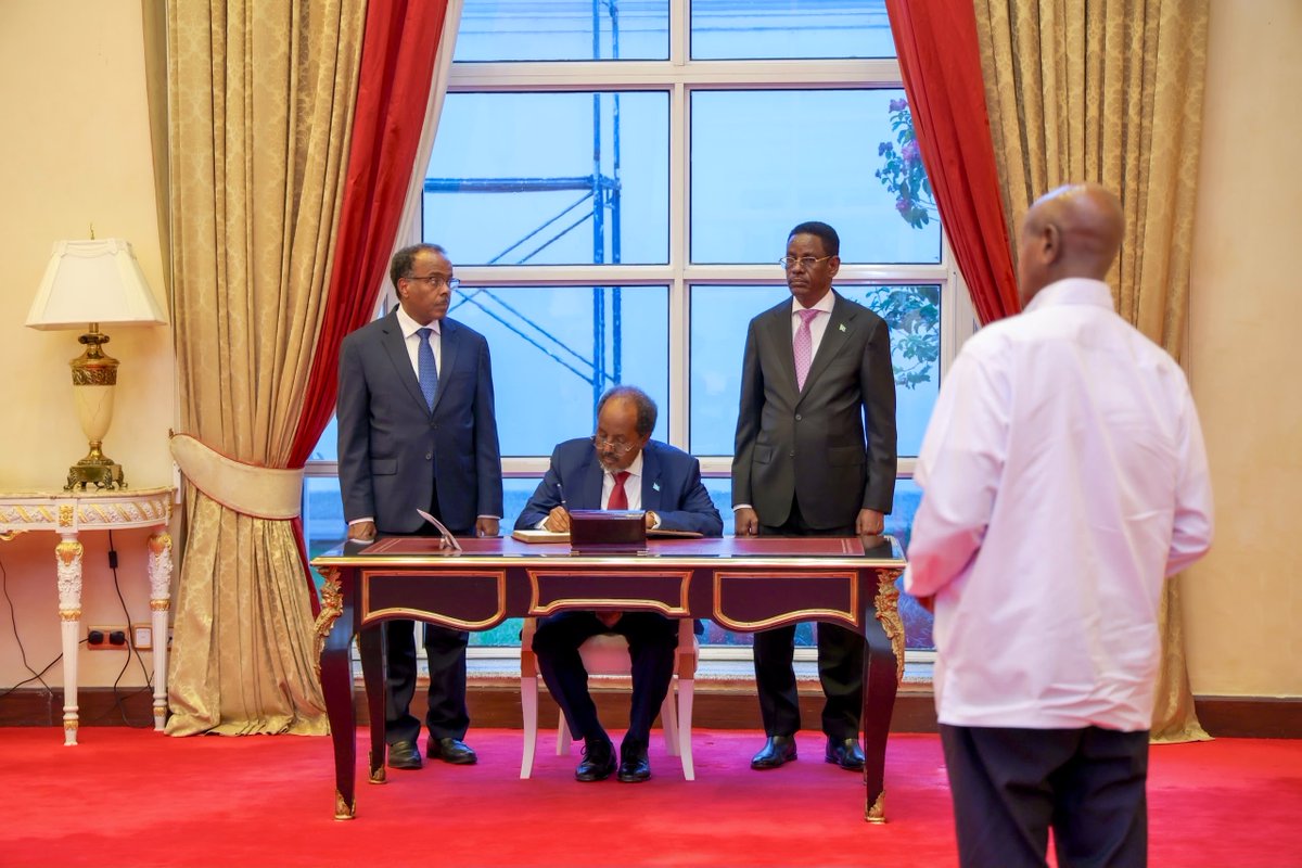 TheVillaSomalia's tweet photo. H.E. President @HassanSMohamud held talks with H.E. President @KagutaMuseveni at State House Entebbe, Kampala.

The two leaders discussed strengthening Somalia–Uganda bilateral relations in key areas, including security cooperation, and regional peace and development.

They also exchanged views ahead of tomorrow’s AUSSOM Troop Contributing Countries Summit, reaffirming their shared commitment to advancing Somalia’s security, stability and state-building efforts.