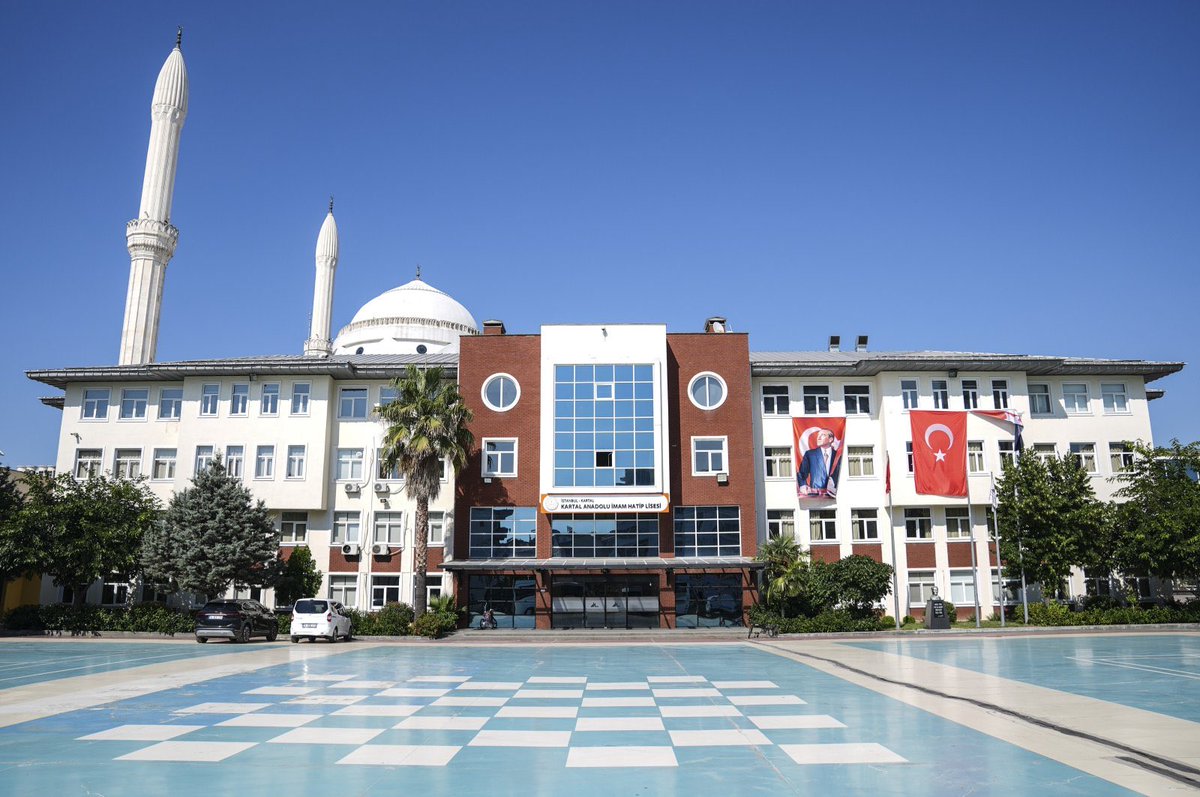 GeoRossignol's tweet photo. 🇹🇷 Des salles de prière seront désormais aménagées dans toutes les écoles d'Istanbul.

Sous instruction du gouvernorat d'Istanbul, les écoles nouvellement construites devront obligatoirement comporter une mosquée de taille suffisante pour permettre la prière du vendredi. Dans les écoles existantes, des espaces appropriés seront convertis en mosquées.