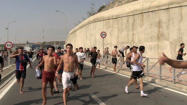 reporterenato's tweet photo. AGORA: TVE afirma que 3 mil jovens chegaram na cidade de Ceuta a nado, após deixarem o Marrocos. O prefeito da cidade, Jesus Vivas, pediu que a Espanha envie o exército. Ceuta está localizada em território africano em frente ao Estreito de Gibraltar, que separa os dois países. https://t.co/XzkvwQFcDL