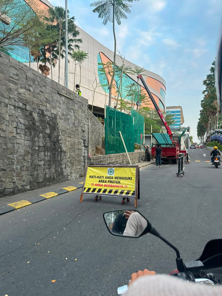 merapi_uncover's tweet photo. [Foto] lur pakuwon mall jogja mulai pasang pasang pager jugaa ni kaya mall mall yang lain

#Jogja #Yogyakarta 
saffelune https://t.co/WZujiUbgHA