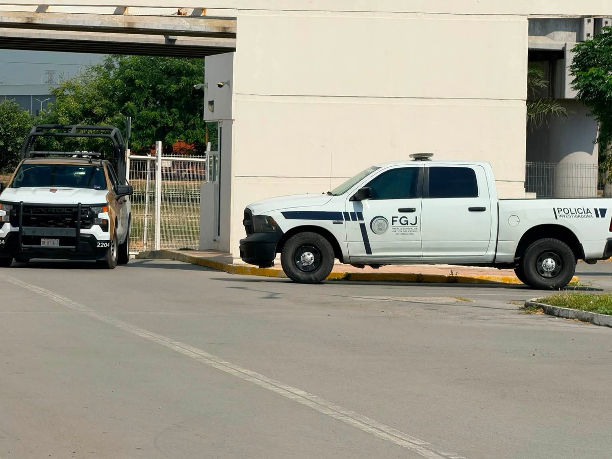 GildoGarzaMx's tweet photo. 🚨 La censura ya comenzó en #Tamaulipas

La Fiscalía (@FGJ_Tam) y la Secretaría de Seguridad Pública (@SSP_GobTam) cerraron el acceso a periodistas durante la audiencia por el feminicidio de #Dafne sin informar fundamento legal ni exhibir una resolución judicial que justificara la restricción.

Las audiencias penales se rigen por el principio de publicidad. No corresponde a policías, custodios ni funcionarios decidir discrecionalmente qué puede cubrir la prensa. Si existe una limitación, debe ordenarla el juez, estar fundada, motivada y responder a una causa legal.

¿Ya entendieron el mensaje de @Claudiashein y ahora pretenden administrar la justicia entre puertas cerradas? Impedir la cobertura periodística no protege el proceso: protege la opacidad, alimenta la sospecha y revictimiza a una familia que exige verdad.