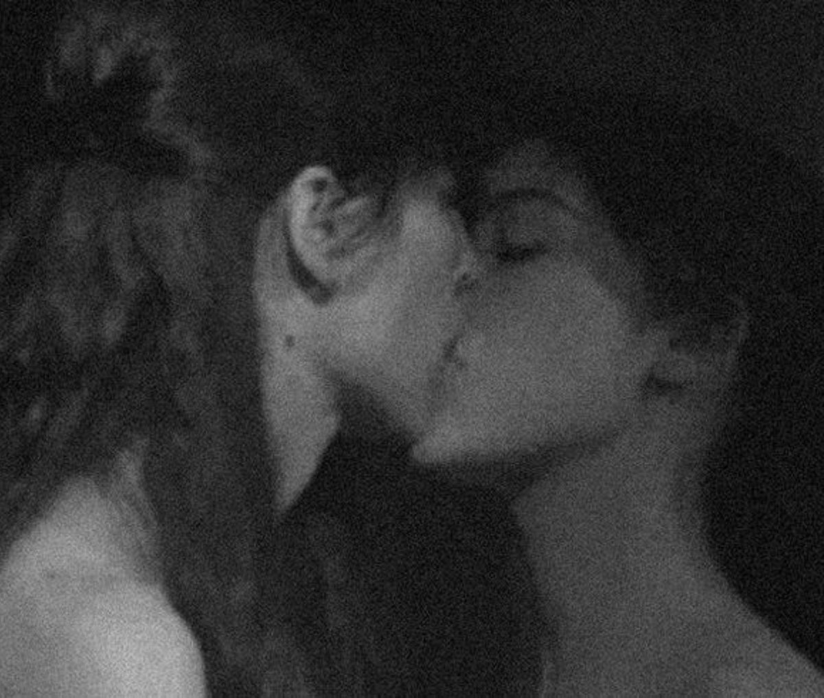 dravenum's tweet photo. ╋━ If   your   dear   heart   is   wounded,   my   wild   heart   bleeds   with   yours. https://t.co/HlJjyNtBO3