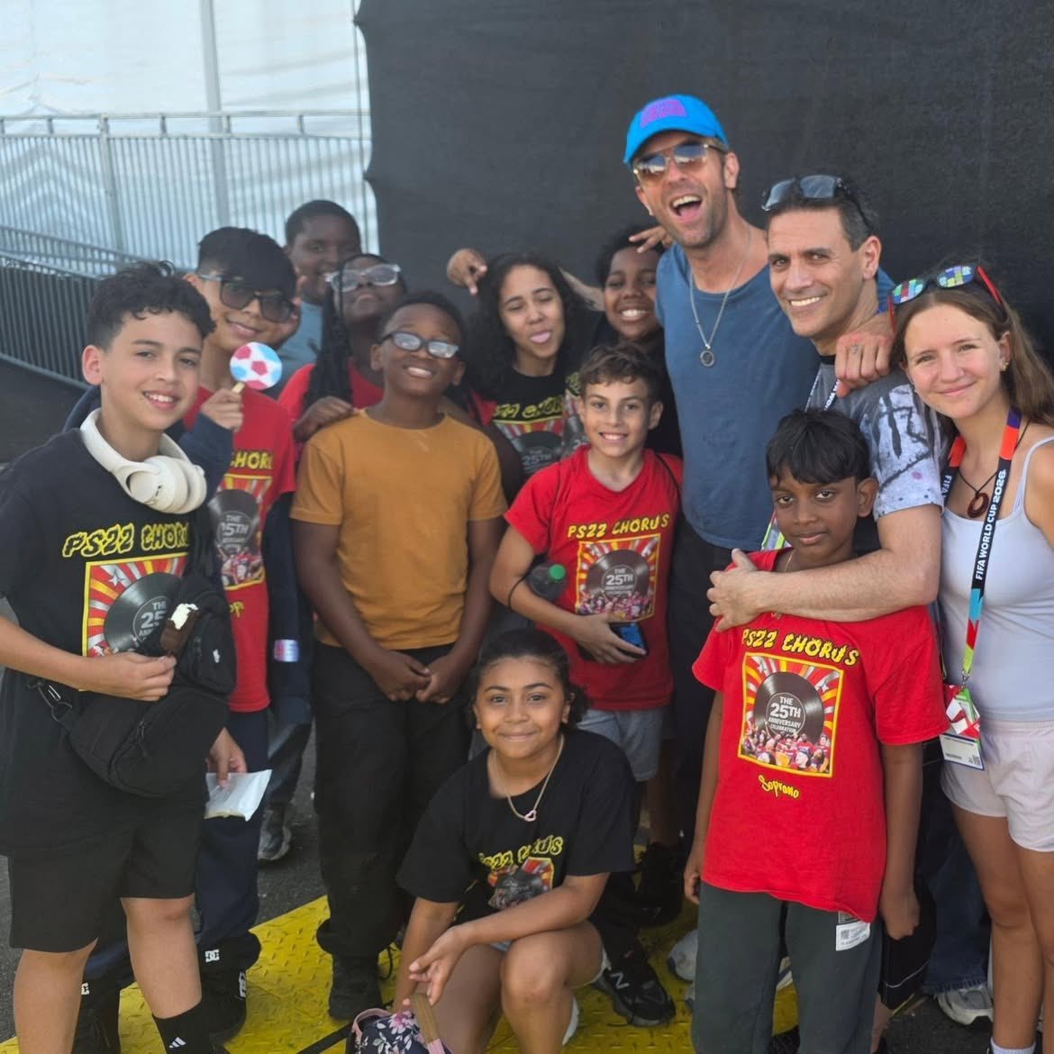 coldplay_spirit's tweet photo. Il y a quelque chose chez #ChrisMartin qui met tout de suite les enfants en confiance. 🫶❤️.@coldplay  #FIFAWORLDCUP 
@GlblCtzn 
#ColdplayFans ✨️💫 https://t.co/6c8mjIJdbU