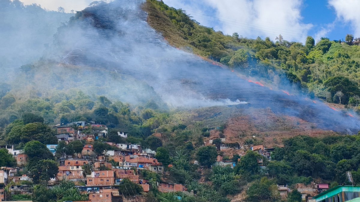 galarraga68's tweet photo. Fuego en el Ávila hoy 30 de julio de 2026. Así se ve desde Lidice La Pastora https://t.co/OUnP5VwqTJ
