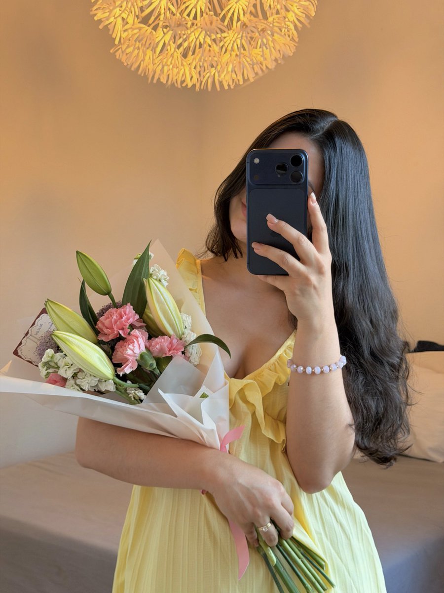 mrscastellanos's tweet photo. Felipe mínimo dos veces al mes dándome flores, porque quiere, porque puede y porque me ama 😭💘💘💘💘💘💘 https://t.co/dY7VyBxIM4