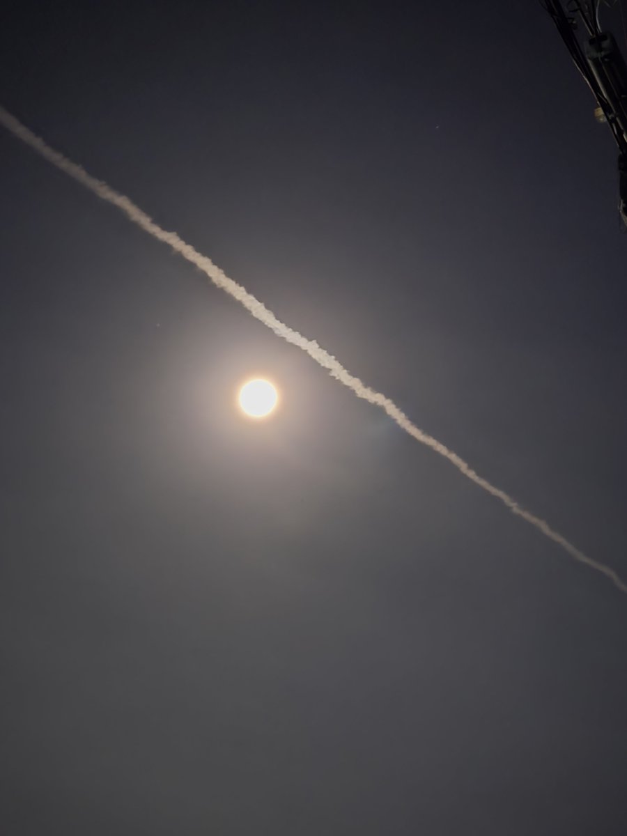 duran091's tweet photo. 午前3時15分頃、夜空を見上げると、月と飛行機雲が… 。
飛行機雲の水蒸気に月灯りが反射していたのでしょう。
とても綺麗でした。
#月 #飛行機雲 #夜空 https://t.co/gtcskSeW4U