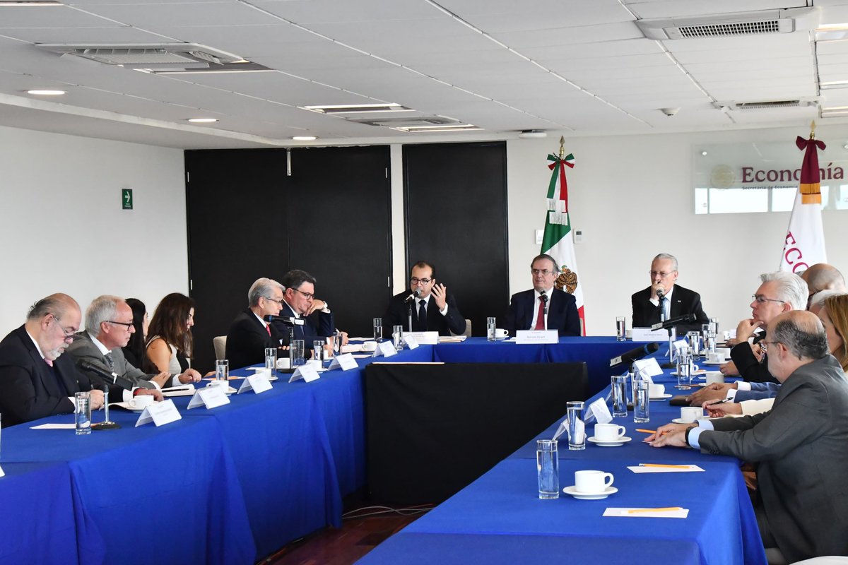 LuisRosendo_'s tweet photo. Un gusto acompañar al Secretario @m_ebrard en la reunión con Cámaras y Organismos Empresariales para presentar los avances de la revisión conjunta del T-MEC. Gracias @JoseMedinaMora, Presidente del @cceoficialmx, @AMalagonB de @CONCAMIN, y a los asistentes de @Coparmex, @CNAgropecuario, @CANACOMexico, AMIB, @ComceOficial, @ANTADMx, @caintra_nl, @Amafore_mx y @cnet_mexico por su participación y respaldo. 

Seguimos trabajando desde la @SE_mx  de la mano con el sector privado del país para impulsar la producción y la creación de empleos🤝🏻🇲🇽 @SE_mx 
@Claudiashein @GobiernoMX