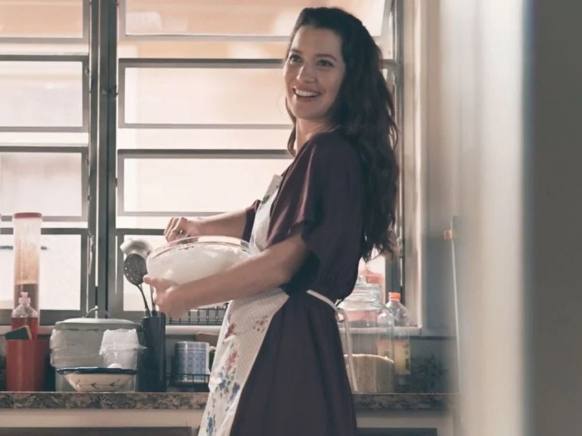 forumeplay's tweet photo. Arthur Brandão tinha, sim, uma ligação direta com Francesca. Em #QuemAmaCuida, a novela confirmou que a personagem de Nathalia Dill trabalhou como cozinheira na mansão dos Brandão antes de morrer.

A revelação veio em um diálogo entre os funcionários da casa, que ainda destacou o carinho especial do empresário por ela. A descoberta reforça a conexão de Francesca com a família e abre novas pistas sobre o mistério envolvendo seu passado.

🗞️ Carla Bittencourt