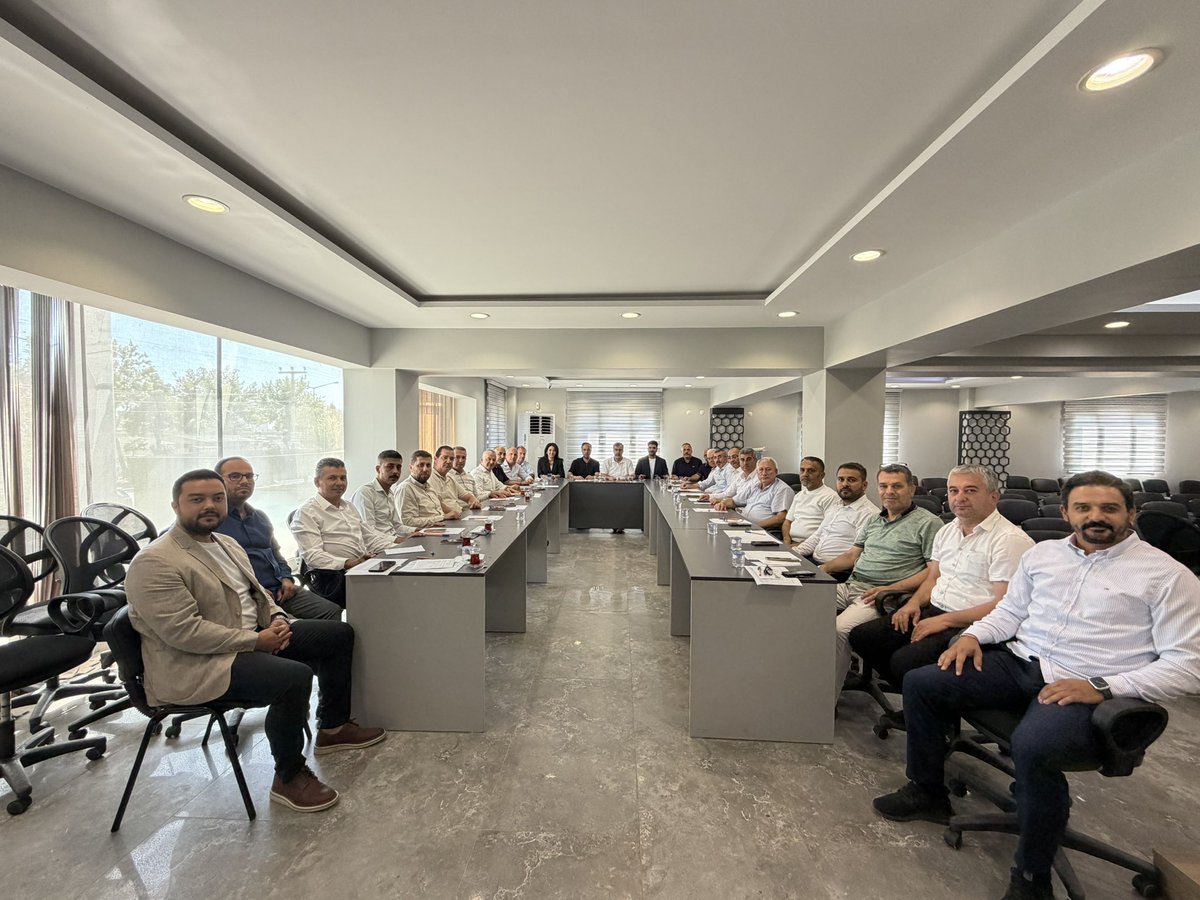 akpartiaydinn's tweet photo. 📍AK Parti Aydın İl Başkanlığı

İl Başkanımız Sayın Mehmet Erdem’in başkanlığında İlçe Başkanları Toplantımızı gerçekleştirdik.

Cumhurbaşkanımız ve Genel Başkanımız Sayın Recep Tayyip Erdoğan’ın liderliğinde; milletimize hizmet yolunda yürüttüğümüz çalışmaları değerlendirdik, teşkilatlarımızın sahadaki faaliyetlerini istişare ettik ve önümüzdeki dönemin yol haritasını belirledik.

Birlik ve beraberlik ruhuyla, ilk günkü aşk ve heyecanla; Aydın’ımız için, Türkiye Yüzyılı hedefleri için durmadan, yorulmadan çalışmaya devam edeceğiz.

Rabbim birlik ve beraberliğimizi daim, gayretimizi bereketli eylesin.