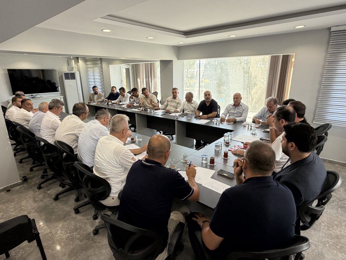 akpartiaydinn's tweet photo. 📍AK Parti Aydın İl Başkanlığı

İl Başkanımız Sayın Mehmet Erdem’in başkanlığında İlçe Başkanları Toplantımızı gerçekleştirdik.

Cumhurbaşkanımız ve Genel Başkanımız Sayın Recep Tayyip Erdoğan’ın liderliğinde; milletimize hizmet yolunda yürüttüğümüz çalışmaları değerlendirdik, teşkilatlarımızın sahadaki faaliyetlerini istişare ettik ve önümüzdeki dönemin yol haritasını belirledik.

Birlik ve beraberlik ruhuyla, ilk günkü aşk ve heyecanla; Aydın’ımız için, Türkiye Yüzyılı hedefleri için durmadan, yorulmadan çalışmaya devam edeceğiz.

Rabbim birlik ve beraberliğimizi daim, gayretimizi bereketli eylesin.