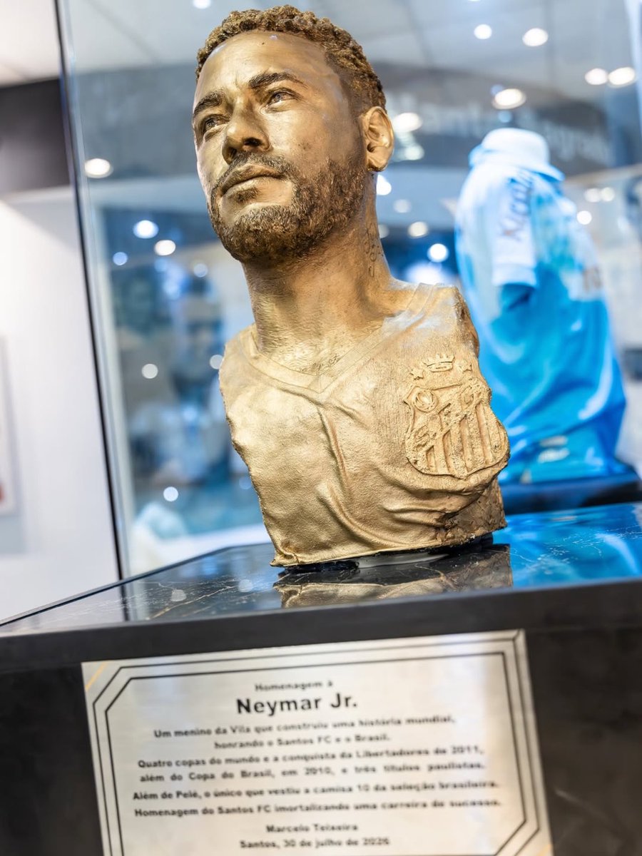 neymarjr's tweet photo. Hoje fui pego de surpresa… ser homenageado no seu time do coração é incrível. 
Fazer parte da historia do @SantosFC é uma honra! 
Agradeço a Deus em primeiro lugar, a minha família e a toda nação santista que me acompanhou desde meus primeiros passos na base do SANTOS FC! 
Tivemos muitos momentos emocionantes e eternos… mas também tivemos momentos ruins e todos vocês estiveram ao meu lado. 
Sou um torcedor que está dentro do campo, lutando, brigando e dando tudo que eu posso a todo momento, já errei inúmeras vezes e ainda vou errar (espero que não) mas sempre querendo o melhor pro peixão! 
Obrigado NAÇÃO SANTISTA, por tudo 🤍🖤