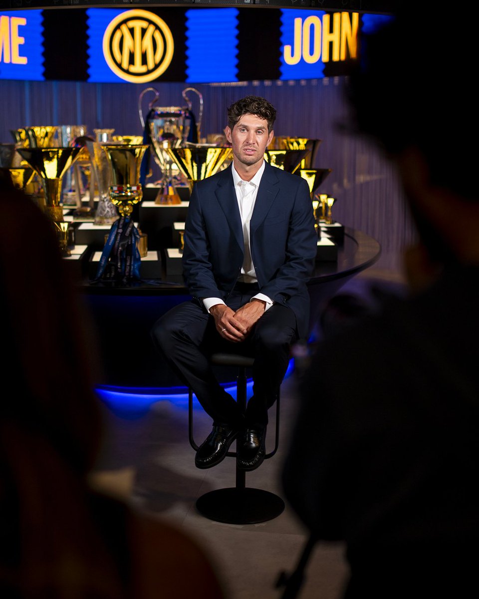 Inter's tweet photo. Dietro le quinte. Già Nerazzurro🖤💙 https://t.co/A1mtPrcRXs