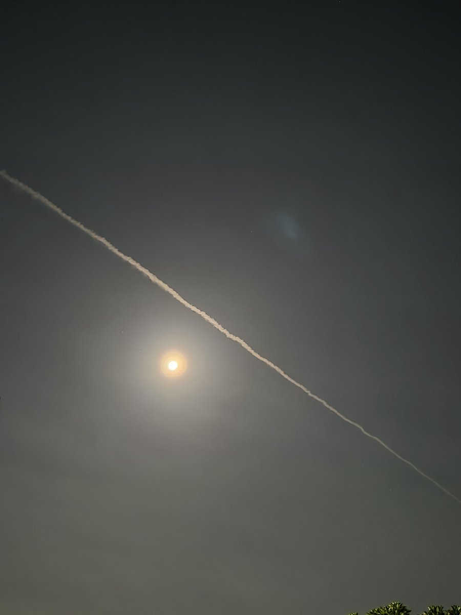 duran091's tweet photo. 午前3時15分頃、夜空を見上げると、月と飛行機雲が… 。
飛行機雲の水蒸気に月灯りが反射していたのでしょう。
とても綺麗でした。
#月 #飛行機雲 #夜空 https://t.co/gtcskSeW4U