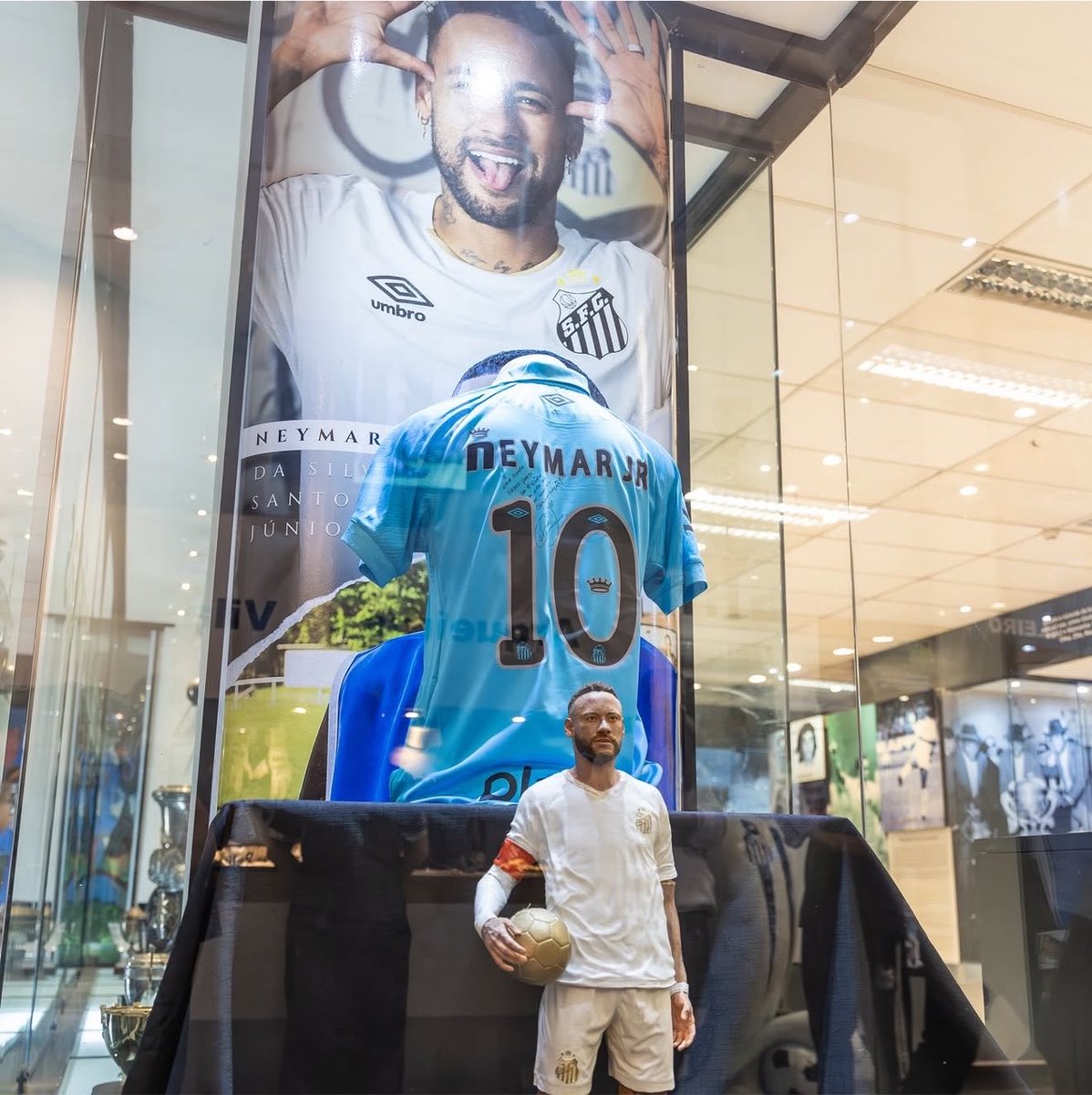 choquei's tweet photo. 🚨VEJA: Neymar Jr. foi homenageado com um novo espaço no Memorial das Conquistas no Santos. https://t.co/0UEruNf6qh
