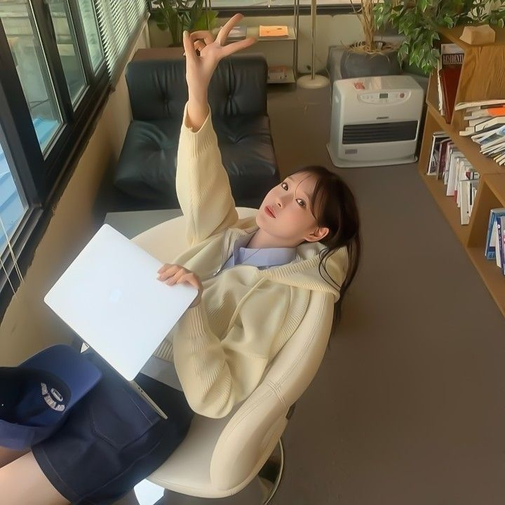 CrystalMusich's tweet photo. GM  mọi người
Hết thời ngồi uống cà phê xem ong làm việc rồi
hôm nay mình chính thức gia nhập hội Ong vàng chăm chỉ của Fam X
 Đi làm sớm, tâm thế tự tin, sẵn sàng chích hết mọi công việc khó khăn nhất
 Chúc anh em ngày mới năng suất như mình nhé! https://t.co/AM5s9QRWVj