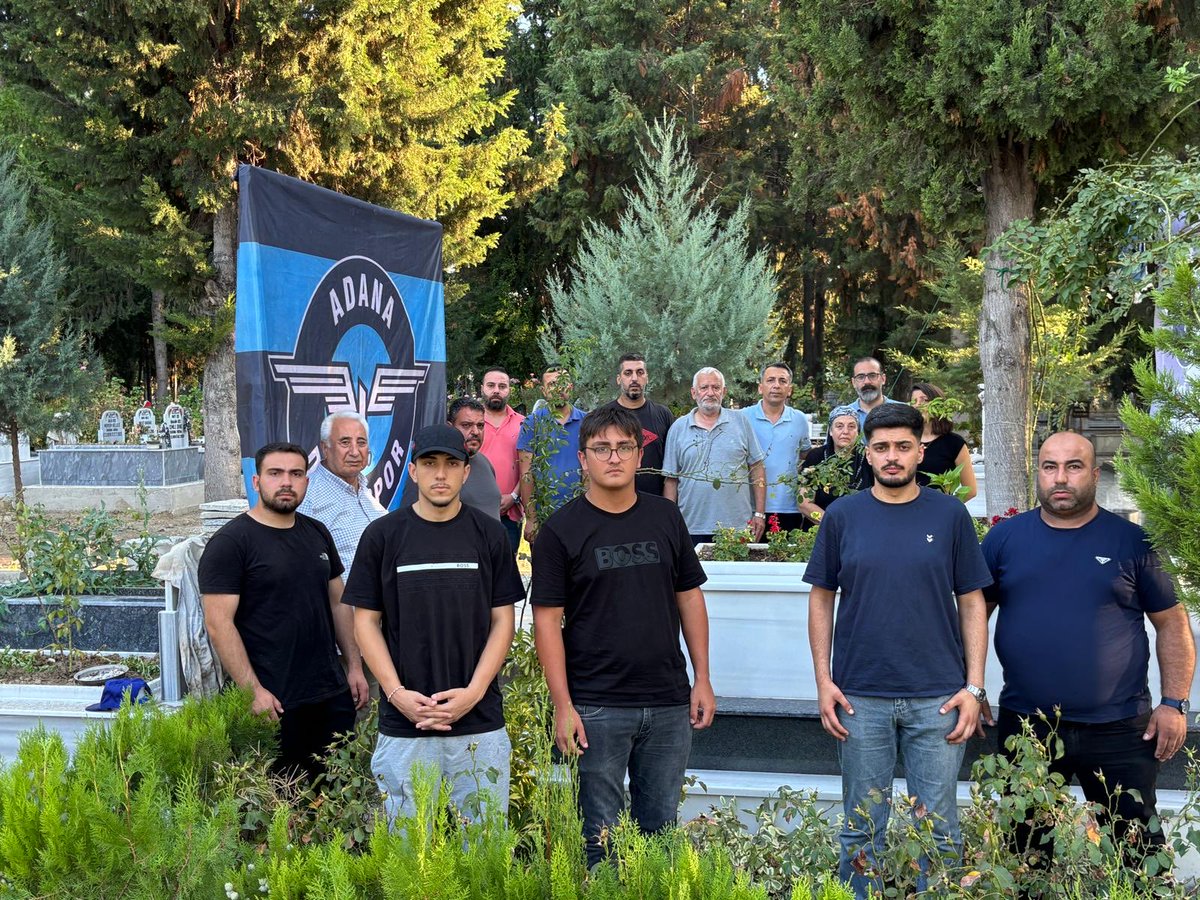 kuzeykalealt's tweet photo. SAMET GÜDÜK’ÜN DEMİRSPOR SEVDASI MEZARI BAŞINDA YAŞATILDI

ŞİMŞEKLER’DEN VEFA, AİLESİNDEN “YAŞASIN DEMİRSPOR” KAMPANYASINA 5 FORMALIK DESTEK

Görevi başındayken uğradığı silahlı saldırı sonucu hayatını kaybeden Adana Büyükşehir Belediyesi Özel Kalem Müdür Vekili Samet Güdük, mezarı başında dualarla anıldı. Ailesine desteklerinden dolayı teşekkür ederiz.
Allah rahmet eylesin 🙏