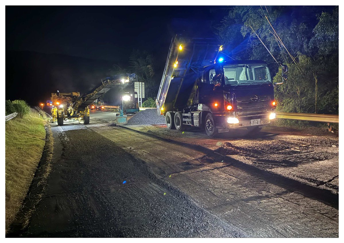 iHighwayKyushu's tweet photo. 九州自動車道及び南九州自動車道において、通行止めを実施しております。写真は、九州自動車道の松橋IC～宇城氷川SICにおいて道路の補修作業をしている状況です。
通行止め解除に向けて鋭意復旧作業を進めています。 https://t.co/QlgPgISH7J