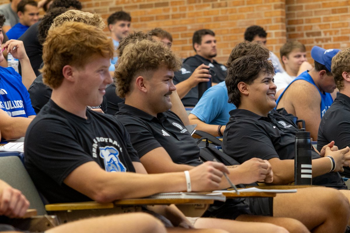 DrakeBulldogsFB's tweet photo. Meeting #1 ✏️

#DSMHometownTeam