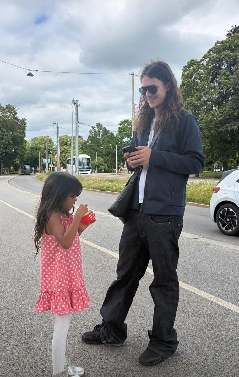 DrainGangBr's tweet photo. Tio Bladee em nova foto passeando com a filha de Thaiboy Digital. https://t.co/P5O0pJHyZt